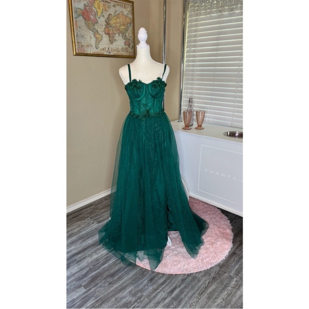 Women’s lace party gown
